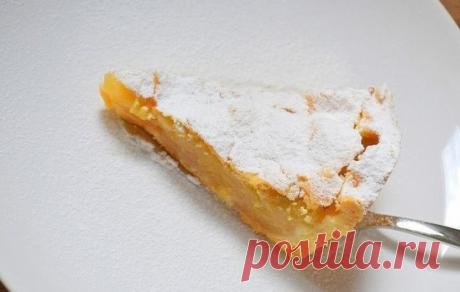 Американский яблочный пирог
Пирог получается "домашний" и "уютный": нежное слоеное тесто и много ароматной, сочной, яблочной начинки. 
Ингредиенты:
Мука — 300 г
Масло сливочное (для теста) — 200 г 
Масло сливочное (для смазывания) — 20 г 
Яблоки крепкие зеленые — 6 шт.
Вода ледяная — 2 ст. л.
Лимонный сок (для теста) — 1 ст. л. 
Лимонный сок (для начинки) — 2 ст. л.
Сахар — 4-5 ст. л.
Корица — 0,5 ч. л.
Крахмал — 1 ст. л.
Яйца куриные (для смазывания пирога) — 1 шт.
Соль — 1 щепотка
Приготовл