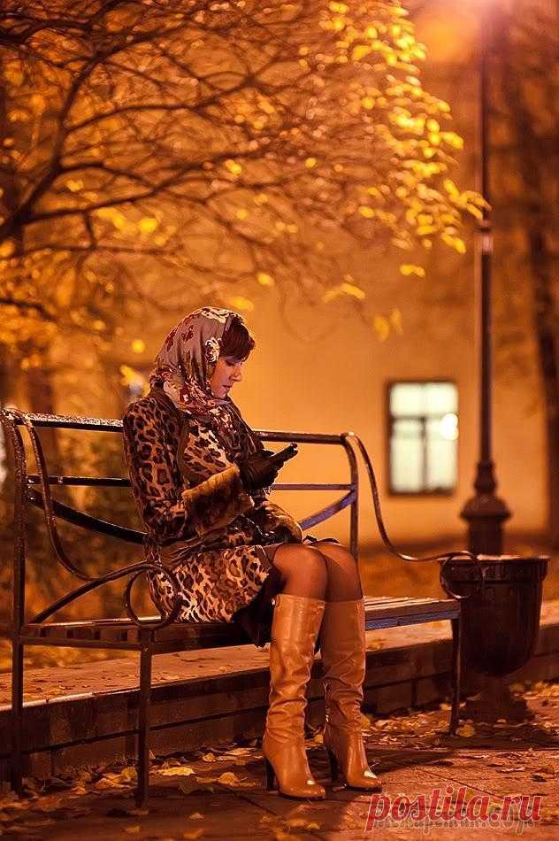Снова осень (Стих) Осень в окошко моё постучала,Преобразила сумятицу дней.Ранняя осень. Сентябрь. Начало.Время каминов и частых дождей.Время прогулок по гулкому лесу,Время прохлады и смены одежд.Время мгновенных открыти...