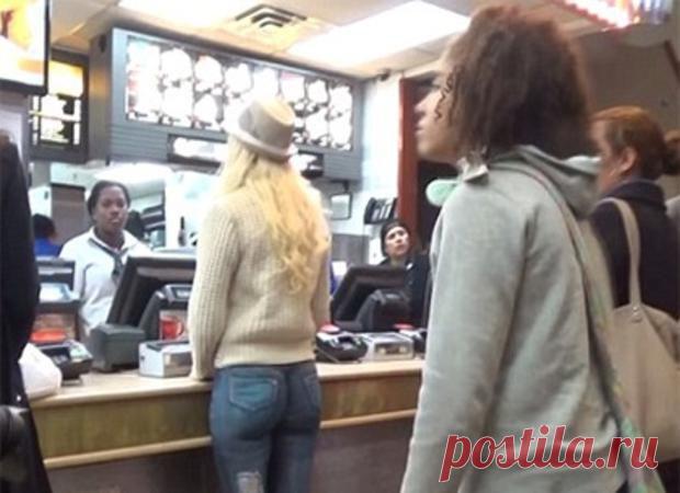 Гулявшую по улицам обнаженную модель проигнорировали...