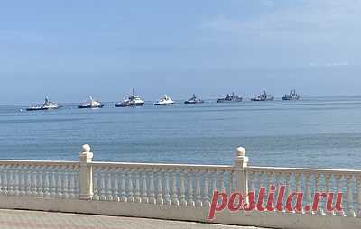 В Каспийске проходит парад боевых кораблей Каспийской флотилии. Военно-спортивный праздник проводится в районе городской набережной