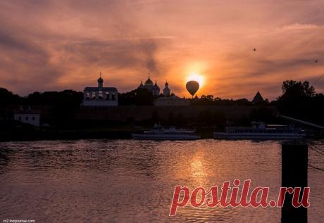 Великий Новгород. Детинец и Торг Прогулка по сердцу Великого Новгорода - Детинцу (Кремлю) и Ярославову дворищу. Сначала я не хотел идти на экскурсию по Детинцу. Думал, что встречусь с