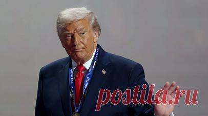 Трампа во время общения с журналистами на борту самолёта задела дверь туалета. Американского президента Дональда Трампа во время общения с журналистами на борту самолёта задела дверь туалета. Читать далее