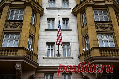 В Москве испортили машину американского посольства в День независимости США. В Москве вандал испортил машину американского посольства в День независимости США. Собеседник издания Shot, знакомый с ситуацией, разъяснил, что у транспортного средства оказались пробиты колеса. Кроме того, на автомобиле GMC Acadia появились царапины, сделанные гвоздем. Полиция начала поиск злоумышленника.