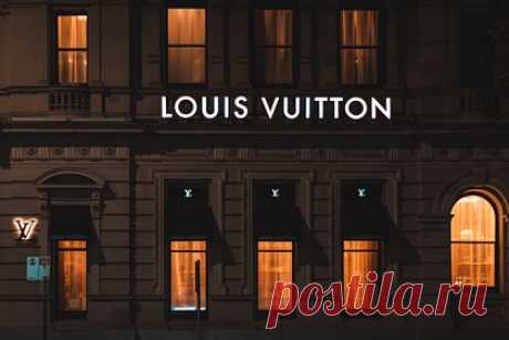 Louis Vuitton отреагировал на критику Киева после рекламы с буквой V. Французский дом моды Louis Vuitton отреагировал на критику со стороны советника главы офиса президента Украины Владимира Зеленского Михаила Подоляка, который выразил недовольство их новой рекламной кампанией из-за присутствия кадров флага, выполненного в белом, синем и красных цветах. Об этом сообщают «Известия».