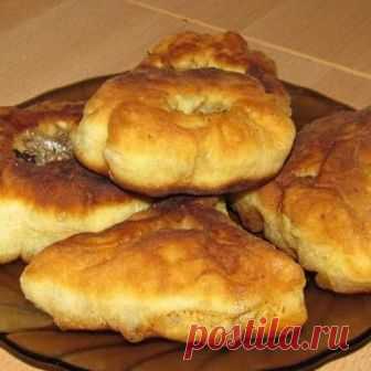 Остался кефир? Вкуснятина за 5 минут! Из 1% кефира, муки, соли и сахара сделать тесто, которое потом разделить на несколько средних шариков. Обвалять шарики в муке, чтобы они были не очень влажными, но и не слишком сухими. Затем положить их в холодильник. В это время делаем начинку. Творог смешать с сахаром и ванилином, а потом хорошенько растереть. Охлаждённые шарики обмакнуть в муке и уложить в форму, слегка смазанную маслом. Чтобы они не прилипли к дну, проложите дно бумагой для выпечки. За…