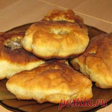 Остался кефир? Вкуснятина за 5 минут! Из 1% кефира, муки, соли и сахара сделать тесто, которое потом разделить на несколько средних шариков. Обвалять шарики в муке, чтобы они были не очень влажными, но и не слишком сухими. Затем положить их в холодильник. В это время делаем начинку. Творог смешать с сахаром и ванилином, а потом хорошенько растереть. Охлаждённые шарики обмакнуть в муке и уложить в форму, слегка смазанную маслом. Чтобы они не прилипли к дну, проложите дно бумагой для выпечки. За…