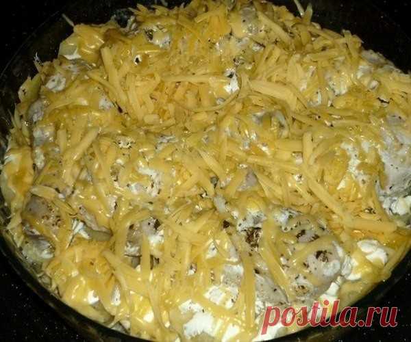 Картошка с куриными ножками в духовке

Ингредиенты:
6 куриных ножек;
1 кг картофеля;
250 г сметаны;
соль, сухие травы, перец - по вкусу;
2 зубчика чеснока;
300 г сыра.

Приготовление:
Куриные ножки солим, перчим, посыпаем сухими травами, добавляем чеснок, пропущенный через пресс, и сметану. Перемешиваем и оставляем минут на 30.

Очищенный картофель режем достаточно тонкими кружками, солим, перчим, выкладываем в жаропрочную форму.

На картошку выкладываем куриные голени, за...