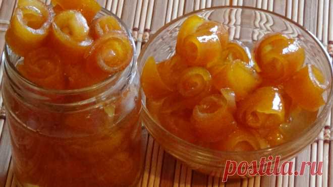 Варенье из апельсиновых корочек
Варенье из апельсиновых корок, которому зачастую дают романтической название “Завитки”, и на самом деле получается очень красивым и ароматным. Его можно не только кушать как сладкую добавку к чаю или кофе, но и использовать для декорирования многих кондитерских изделий. Эти привлекательные завитки отменно украсят мороженое, пирожное, торт, мусс или желе, при этом придавая блюдам как завершенный вид, так и наделяя их особым вкусом и ароматом.