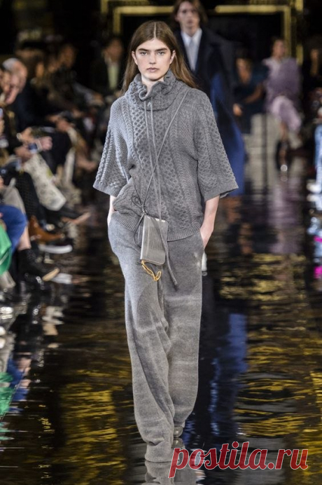 #STELLAMCCARTNEY FALL 2018

#вязанаямода #вязанаяодежда #вяжутнетолькобабушки 
 #свитера_кардиганы@knitfashion #аксессуары@knitfashion