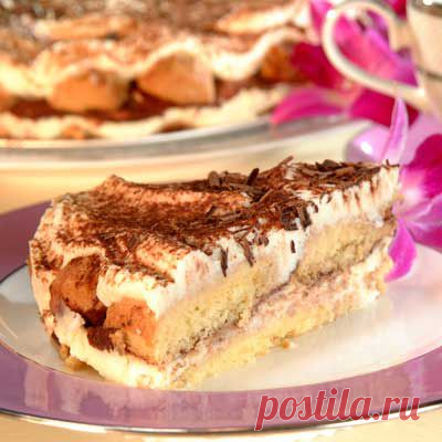 Торт из печенья с фруктами и взбитыми сливками.