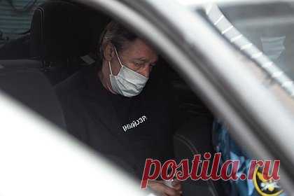 Стало известно о шансах Михаила Ефремова выйти из тюрьмы в 2024 году. Актер Михаил Ефремов может получить шанс выйти из тюрьмы по условно-досрочному освобождению (УДО). Об этом сообщила его жена Софья Кругликова. Ефремов был приговорен к восьми годам лишения свободы за смертельное ДТП, произошедшее 8 июня 2020 года. Нетрезвый актер стал участником смертельного ДТП.