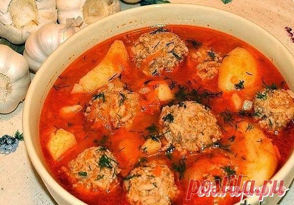 Тефтели с нежным картофелем

Ингредиенты:

-0.5 кг фарша
-3 луковицы
-100 гр риса
-3 зубчика чеснока
-7-8 крупных картофелин
-2 морковки
-1 болгарский перец
-2 ст. ложки томатной пасты
- соль, перец, лавровый лист
- масло для жарки

Разогреваем масло и обжариваем мелко нарезанные лук, морковь и перец. Добавляем томатную пасту и обжариваем еще пару минут. Наливаем воду и кладем почищенную картошку. Солим, перчим. Пока картофель закипает, готовим фарш. Трем 2 луковицы и чесн...