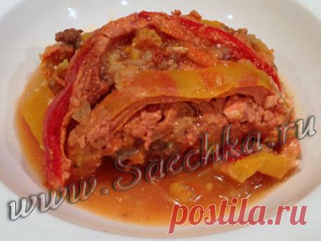 &quot;Ленивые&quot; фаршированные перцы 
=Ингредиенты на 8 порций:

6 крупных перцев (2 красных, 2 жёлтых, 2 оранжевых),
500 г говяжьего фарша,
3 горсти риса (предпочтительно басмати),
2 ст.л. растительного масла,
1/2 луковицы,
3 небольших моркови,
1 стакан сметаны,
1 стакан кетчупа,
1 стакан воды,
соль, перец, сухие специи по вкусу.