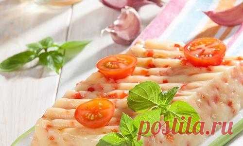 Холодец из картофеля. Ну очень нестандартная закуска!
Понадобится:
На 4 порции:
10 картофелин,
2 луковицы,
2 красных перца,
10 долек чеснока,
0,5 стакана кипяченой воды для заправки,
4 ст. ложки растительного масла,
соль, перец,
небольшой пучок укропа.