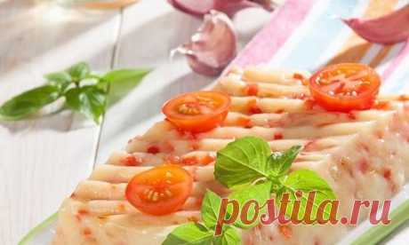 Холодец из картофеля. Ну очень нестандартная закуска!
Понадобится:
На 4 порции:
10 картофелин,
2 луковицы,
2 красных перца,
10 долек чеснока,
0,5 стакана кипяченой воды для заправки,
4 ст. ложки растительного масла,
соль, перец,
небольшой пучок укропа.
