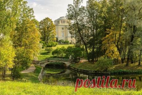 Шедевры мирового садового искусства... Императорские сады Петербурга. Павловск Неповторимость каждого из дворцово-паркового ансамбля в пригородах Северной Пальмиры наиболее убедительно и зримо воплощена в художественном облике садов и парков Павловска. Павловск занимает особое ...