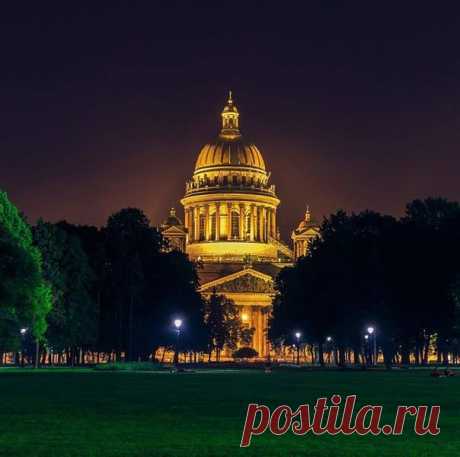 Исаакиевский собор ночью