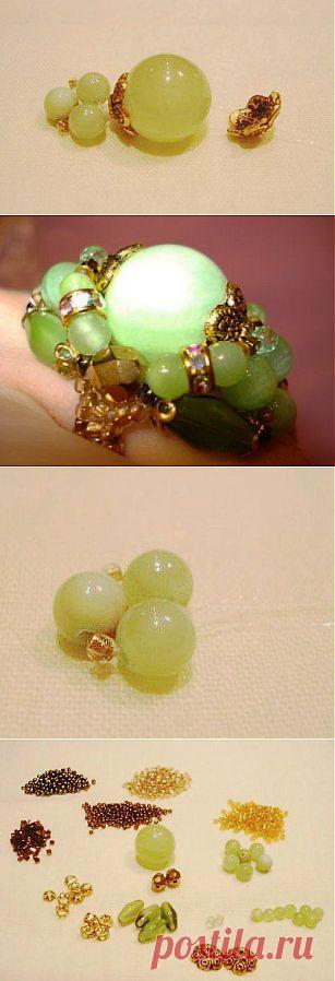 Красивое эффектное кольцо "Нефрит". Весь мастер-класс по ссылке http://www.biser.if.ua/mk-2/kolzo/koltso-iz-bisera-ne..