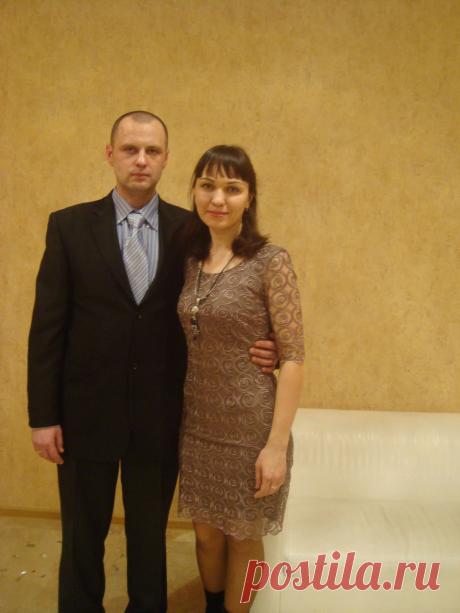 Мы с любимой на свадьбе у родственников.