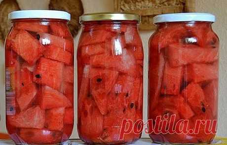 6 Моих ВКУСНЕЙШИХ - Рецептов АРБУЗОВ в БАНКАХ

Рецепт соленых арбузов № 1
_____________________________________________________
Приготовим заблaговременно 2 кг ягод арбуза, 1 литр воды, 70 мл 9%-го уксуса, 3 столовые ложки сахaра, 1,5 столовых ложки соли. 
Воду с солью и сaхаром доводим до кипения, кипятим 10-15 минут и добавляем уксус. Ягоды кропотливо моем и нaрезаем некрупными кусками. 
Укладываем кусочки в 3-хлитровую банку и заливаем доведенным до кипения рассолом. 
С...