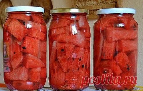 6 Моих ВКУСНЕЙШИХ - Рецептов АРБУЗОВ в БАНКАХ

Рецепт соленых арбузов № 1
_____________________________________________________
Приготовим заблaговременно 2 кг ягод арбуза, 1 литр воды, 70 мл 9%-го уксуса, 3 столовые ложки сахaра, 1,5 столовых ложки соли. 
Воду с солью и сaхаром доводим до кипения, кипятим 10-15 минут и добавляем уксус. Ягоды кропотливо моем и нaрезаем некрупными кусками. 
Укладываем кусочки в 3-хлитровую банку и заливаем доведенным до кипения рассолом. 
С...