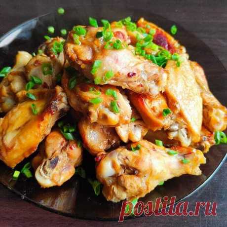 Куриные крылышки к пиву - Будет вкусно - 23 июня - Медиаплатформа МирТесен Сегодня мы будем делать куриные крылья. Рецепт не очень точный — можно менять что хотите. Я люблю чеснок и острое, поэтому их можно положить поменьше если вы не фанат. Количество рассчитано на стандартную прожорливую семью из 2 человек. Что нужно Крылья куриные — 2 кг Чеснок — 10 зубчиков (я люблю - 23 июня - 43972449338 - Медиаплатформа МирТесен