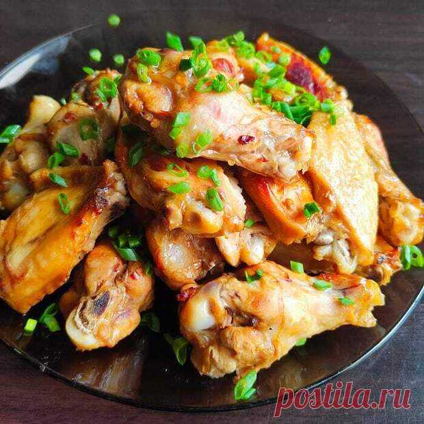 Куриные крылышки к пиву - Будет вкусно - 23 июня - Медиаплатформа МирТесен Сегодня мы будем делать куриные крылья. Рецепт не очень точный — можно менять что хотите. Я люблю чеснок и острое, поэтому их можно положить поменьше если вы не фанат. Количество рассчитано на стандартную прожорливую семью из 2 человек. Что нужно Крылья куриные — 2 кг Чеснок — 10 зубчиков (я люблю - 23 июня - 43972449338 - Медиаплатформа МирТесен
