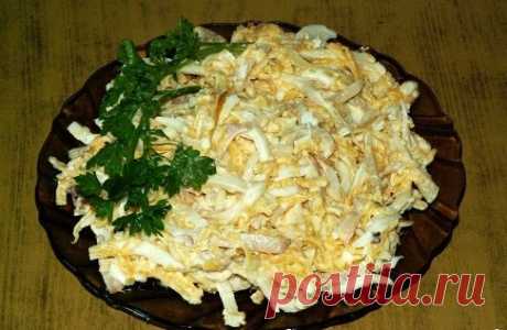 Салат с кальмарами, яйцом и луком Собираетесь приготовить дома праздничный ужин? Хотите разнообразить ваше меню? Тогда не проходите мимо этого рецепта, и попробуйте сделать вкусный салат с кальмарами, яйцом и луком. Салат придется по вкусу всем любителям морепродуктов. 