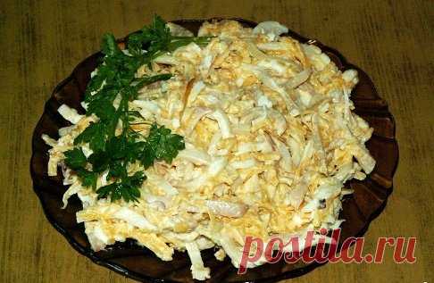 Салат с кальмарами, яйцом и луком Собираетесь приготовить дома праздничный ужин? Хотите разнообразить ваше меню? Тогда не проходите мимо этого рецепта, и попробуйте сделать вкусный салат с кальмарами, яйцом и луком. Салат придется по вкусу всем любителям морепродуктов. 
