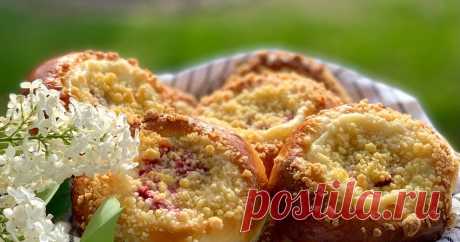 Ватрушки с заварным кремом и клубникой - пошаговый рецепт с фото. Автор рецепта Ксения . Ватрушки с заварным кремом и клубникой - пошаговый рецепт с фото. Восхитительная летняя выпечка. Это не просто ватрушки, это практически сочное пирожное ☺️. Тесто остается мягким и воздушным долгое время. #сладкоелето #ватрушки #булочкискремом #выпечка