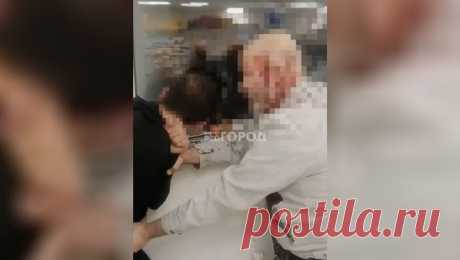 В Чебоксарах мужчина с осколком бутылки устроил погром в магазине. В Чувашии неизвестный устроил дебош в магазине, мужчина напал на покупателей. Об этом сообщается в Telegram-канале &quot;Про город Чебксары&quot;. По предварительной информации, инцидент произошел в магазине по улице Ашмарина. Мужчина с ...