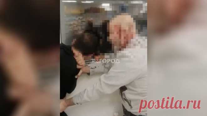В Чебоксарах мужчина с осколком бутылки устроил погром в магазине. В Чувашии неизвестный устроил дебош в магазине, мужчина напал на покупателей. Об этом сообщается в Telegram-канале "Про город Чебксары". По предварительной информации, инцидент произошел в магазине по улице Ашмарина. Мужчина с ...