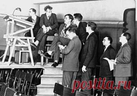 (1) ЗЕРКАЛО СЦЕНЫ!
В. Э. Мейерхольд и В. В. Маяковский на репетиции «Бани» В. В. Маяковского. Театр имени Вс. Мейерхольда. 1930.