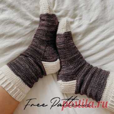 Уютные носки, вяжем спицами Автор описания: @evvash_Пряжа - Малабриго риос (843 Cloud sunshine) и дропс биг мерино (белая)Спицы 2.75 мм⠀Плотность 23 п * 36 рядов в 10 см ⠀Резинка:⠀На спицы набрать немецким способом 54 петли белой пряжей, соединить вязание в круг. ⠀Ряд 1: *1 лиц за заднюю стенку (скрещённая), 1...