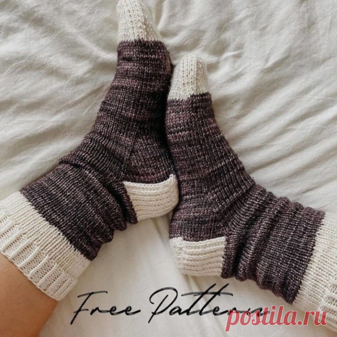 Уютные носки, вяжем спицами Автор описания: @evvash_Пряжа - Малабриго риос (843 Cloud sunshine) и дропс биг мерино (белая)Спицы 2.75 мм⠀Плотность 23 п * 36 рядов в 10 см ⠀Резинка:⠀На спицы набрать немецким способом 54 петли белой пряжей, соединить вязание в круг. ⠀Ряд 1: *1 лиц за заднюю стенку (скрещённая), 1...