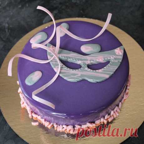 И сновa  маска😂)) Собиралась украсить торт сердечками💕, но рука опять за маской потянулась)
#тортдмитров #тортнаденьрождения #тортназаказдмитров #муссовыйтортдмитров #шоколадныйдекор