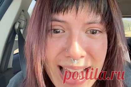 Женщина подстригла челку в салоне красоты и расплакалась из-за результата. Блогерша Сиерра Дейша (Sierra Deisha) обновила прическу в салоне красоты и расплакалась из-за результата. Женщина рассказала, что показала парикмахеру два снимка с изображением стрижки, которую она хотела бы сделать. Однако она получила не то, что хотела. По ее словам, стилист подстриг ее челку неровно.