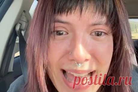 Женщина подстригла челку в салоне красоты и расплакалась из-за результата. Блогерша Сиерра Дейша (Sierra Deisha) обновила прическу в салоне красоты и расплакалась из-за результата. Женщина рассказала, что показала парикмахеру два снимка с изображением стрижки, которую она хотела бы сделать. Однако она получила не то, что хотела. По ее словам, стилист подстриг ее челку неровно.