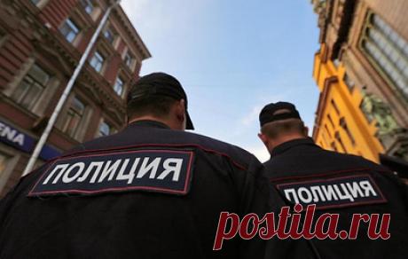 В Москве разоблачили банду полицейских, продававших личные данные россиян. Фигуранты признали вину, написали явку с повинной и сотрудничают со следствием