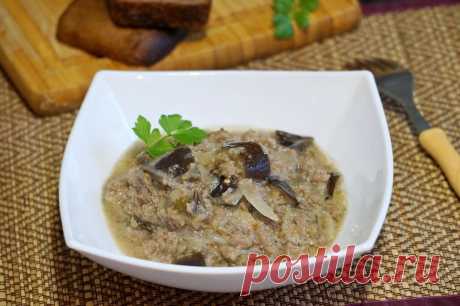 Баклажаны с мясным фаршем в сметане Существует немало вкусных и аппетитных блюд, на приготовление которых не требуется много времени, сил и продуктов. В данном рецепте речь пойдет как раз о таком: простом, вкусном и быстром в приготовлении блюде из баклажанов, мясного фарша и сметаны.