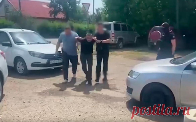 Военного, расстрелявшего двоих из ревности, задержали под Волгоградом. Мужчина 8 июня открыл стрельбу в городе Петров Вал, в результате были ранены двое. Baza пишет, что конфликт произошел на почве ревности. По его данным, а также по сведениям V1, фигурант — военный, бежавший из части
