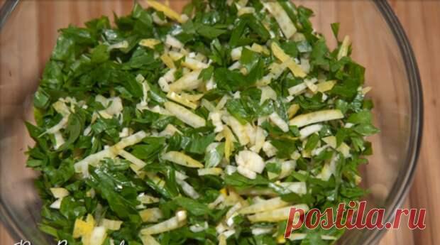 Гремолата — приправа итальянской кухни. Иногда делается с оливковым маслом, но чаще без каких-либо жидких составляющих. Хорошо подходит к жареному или тушеному мясу, овощам, блюдам из рыбы и других морепродуктов. Да и делать гремолату очень просто. Для гремолаты понадобится: Лимон. 1 шт. Петрушка. - 19 апреля - 43270645538 - Медиаплатформа МирТесен