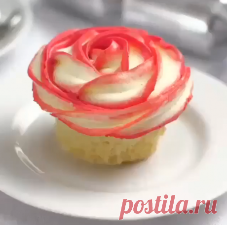 Оформление розочкой из крема