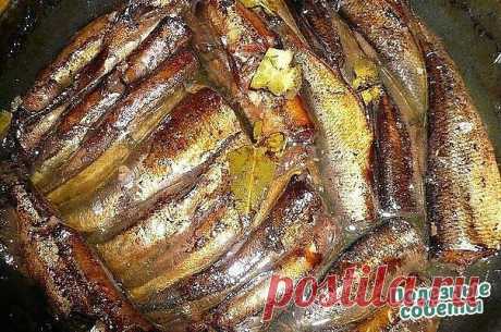 Скажу сразу, по вкусу получается ну ни капли не отличимо от магазинных шпрот. 
1 кг рыбы (килька, мойва). 
Для заливки на 1 кг рыбы: 
2 горсти луковой шелухи (она дает и цвет и подкопченый вкус. И заметьте, без всякого копчения, жидкого дыма и канцерогенов!), 
1 столовая ложка соли, 
1 чайная сахара,
1 стакан очень крепкой чайной заварки, 
неполный стакан растительного масла,
7 лавровых листьев, несколько горошин черного перца.
Рыбку необходимо почистить и промыть, убрать ...