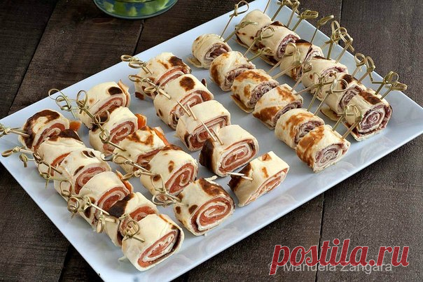 Блинные рулетики с лососем и прошуттой » Кулинарные рецепты