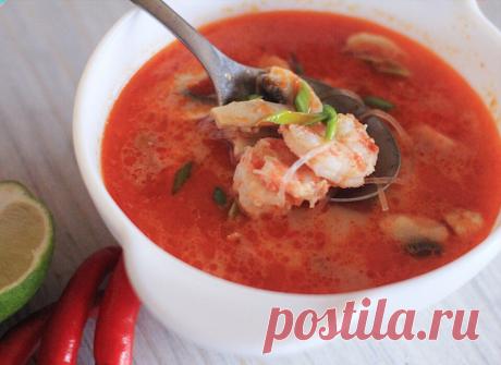 Суп Том Ям Суп том ям является одним из наиболее знаменитых представителей тайской кухни. Почти в каждом ресторане можно его попробовать, но куда интереснее приготовить такое блюдо дома. Суп бывает нескольких видов. Сегодня будем готовить том ям кунг. Это самый популярный вид тайского супа, в него добавляются креветки.
Основа супа — лемонграсс, галангал, чили перец, лайм, чеснок, креветочная паста, рыбный соус. Без них не получится приготовить настоящий ароматный т...
