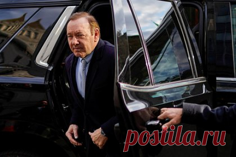 Кевин Спейси понадеялся на возобновление актерской карьеры. Американский актер Кевин Спейси выразил надежду на полноценное возобновление творческой карьеры в случае, если с него снимут обвинения в домогательствах. Кинозвезда выразил уверенность в том, что предстоящий суд по поводу обвинений в сексуальном насилии может кардинально изменить его положение.