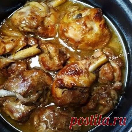 Невероятная курuца по-еврейскu
⠀
Понравилось, что не нужно долго стоять у плиты, что получается вкусная подлива и что курицу не приходится обжаривать, хотя цвет у неё получается "жареный"...да...и ещё--ОЧЕНЬ сочно и нежно)))
⠀
Начинаем готовить:
На 600 гр кусочков курицы(голень, бедра) берётся не больше, не меньше--300 гр лука, порезать и положить в сотейник с кусочком топлёного масла. Добавить 1/3 ч.л. соды--это ОБЯЗАТЕЛЬНО...именно она превратит лук в однородную подливу ...