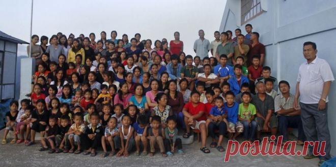 Самая большая семья в мире, живущая по одной крышой. Циона Чана (Ziona Chana) – 67-летний обладатель рекорда. Он является главой самой большой в мире семьи, с 39 женами, 94 детьми, 14 невестками и 33 внуками, которые живут все под одной крышей 100-комнатного дома.