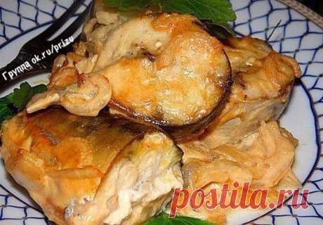 СОУС, КОТОРЫЙ СДЕЛАЕТ ИЗ ЛЮБОЙ РЫБЫ БЛЮДО С НЕЗЕМНЫМ ВКУСОМ!
Предлагаем запечь рыбу в горчичном соусе-маринаде. Особо вкусной по этому рецепту получается скумбрия: нежная, сочная, с легкой кислинкой.
В составе маринада есть соевый соус, поэтому блюдо солить не нужно. Если вы не сторонник майонеза, просто не добавляйте его.
ИНГРЕДИЕНТЫ 
- 2 скумбрии среднего размера 
- 1 луковица 
- 3 ст. л. соевого соуса 
- 2 ст. л. горчицы 
- 2 ст. л. майонеза
ПРИГОТОВЛЕНИЕ
Скумбрию вымой...